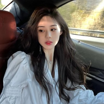 穿条纹衣的男孩